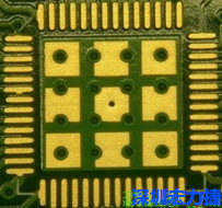 這個(gè)通孔的設(shè)計(jì)勉強(qiáng)可以接受，只剩下正中間一個(gè)通孔沒有塞孔，而且孔徑也變小了。