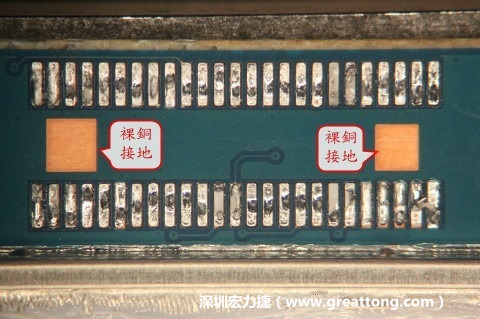 把板對板連接器全部移除，發(fā)現(xiàn)其下方板子共有兩個(gè)裸銅的方形設(shè)計(jì)。
