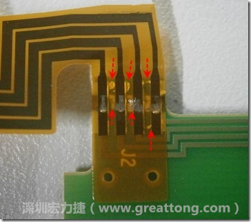 這張圖所顯示的，PCBA工廠實(shí)際進(jìn)行HotBar(熱壓熔錫焊接)焊接的時(shí)候，經(jīng)常會(huì)出現(xiàn)這類(lèi)焊墊之間短路的問(wèn)題，下面的圖示為比較嚴(yán)重的案例，大部分都只有部份溢錫，但這對(duì)品質(zhì)信賴(lài)杜已經(jīng)產(chǎn)生了及大的為害，既使現(xiàn)在測(cè)試沒(méi)有出現(xiàn)問(wèn)題，難保在高溫膏濕的環(huán)境下不會(huì)出現(xiàn)電子遷移(Electromigration)的現(xiàn)象。