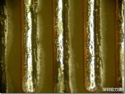 經(jīng)過168小時的高溫高濕環(huán)境實驗后，此錫膏的最低SIR還可達到500,000,000 ohms，取LOG10為108.70，但是可以看到焊錫的邊上還有未吃錫的露銅，表示其吃錫狀況比較差