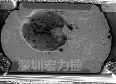 錫球氣泡大到足以影響到焊接的品質(zhì)，下圖是錫球切片后的剖面，可以很明顯看到氣泡已經(jīng)有錫球的 1/3 大了