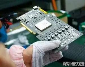 在當(dāng)前的產(chǎn)業(yè)鏈整合和協(xié)同發(fā)展創(chuàng)新的戰(zhàn)略轉(zhuǎn)型期，PCB高密度化和PCB新功能化和智能化，輕、薄、細(xì)、小的發(fā)展帶來的產(chǎn)品散熱、精密布局、封裝設(shè)計(jì)等也為上游CCL產(chǎn)業(yè)的創(chuàng)新提出了更為嚴(yán)苛的要求。