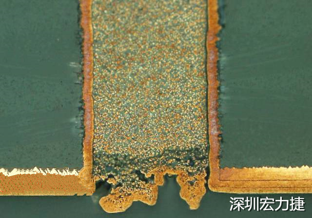 PCB設(shè)計(jì)之導(dǎo)電孔塞孔工藝 導(dǎo)電孔Via hole又名導(dǎo)通孔，為了達(dá)到客戶要求，導(dǎo)通孔必須塞孔，經(jīng)過大量的實(shí)踐，改變傳統(tǒng)的鋁片塞孔工藝，用白網(wǎng)完成板面阻焊與塞孔。生產(chǎn)穩(wěn)定，質(zhì)量可靠。