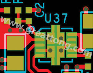 因孔徑過(guò)大，焊料沿孔壁爬溢流出