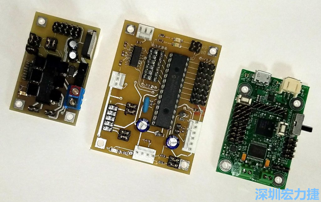 透過機器PCBA組裝，可以讓右邊那塊小板子做到左邊兩塊板子加在一起可以做的事