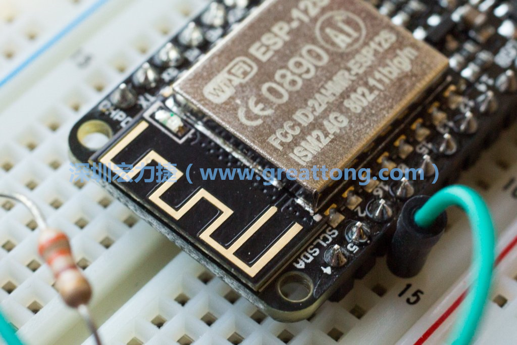 Adafruit Feather板上的無線電天線。