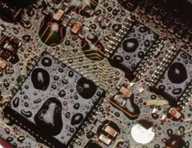 經過涂覆工藝后的PCB，在表面形成透明的保護膜，能有效防止水珠和潮氣侵入，避免漏電和短路。