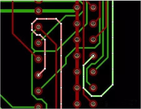 通過自動(dòng)優(yōu)化導(dǎo)線形狀消除導(dǎo)線打彎(用線段近似弧線只是為了顯示沒有弧線的任何角度例子)。