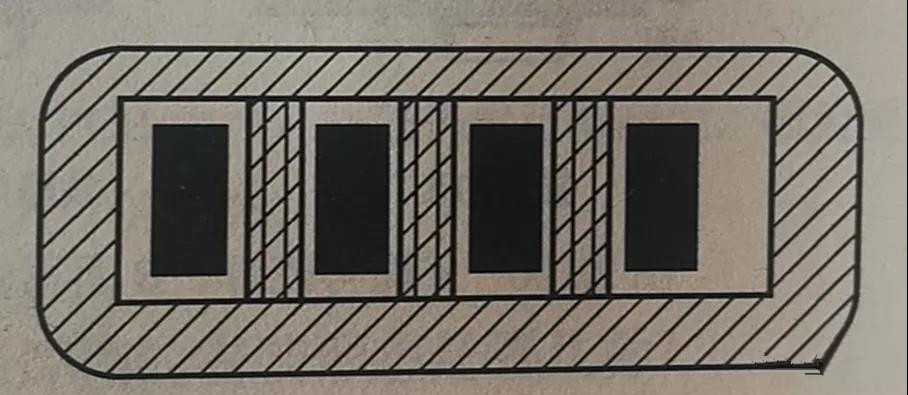 在兩個(gè)焊盤之間有導(dǎo)線通過時(shí)，應(yīng)采取PCB阻焊設(shè)計(jì)，以防止焊接短路